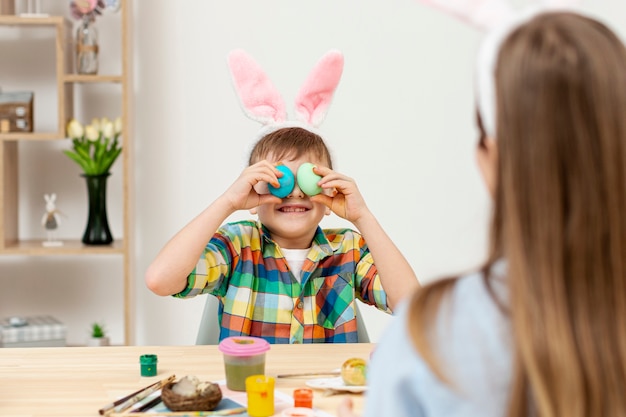 Kleine jongen spelen met eieren