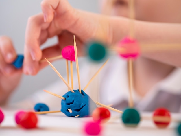 Kleine jongen spelen met interessant spel