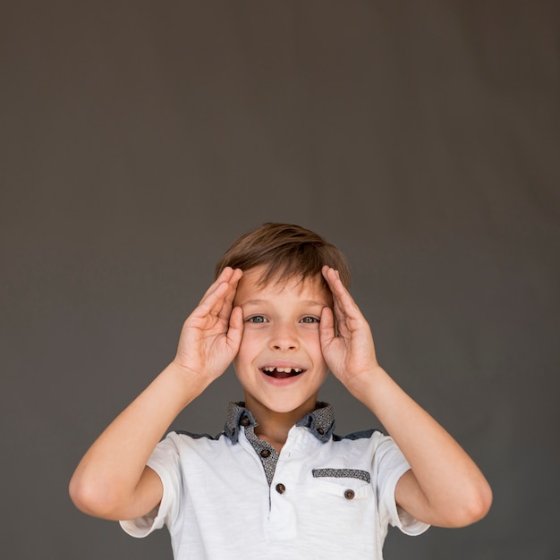 Gratis foto kleine jongen verrast