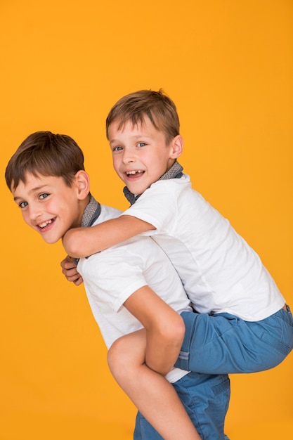 Kleine jongen wordt door zijn broer gedragen