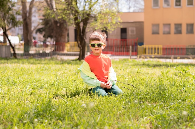 Kleine jongen zitten in het gras