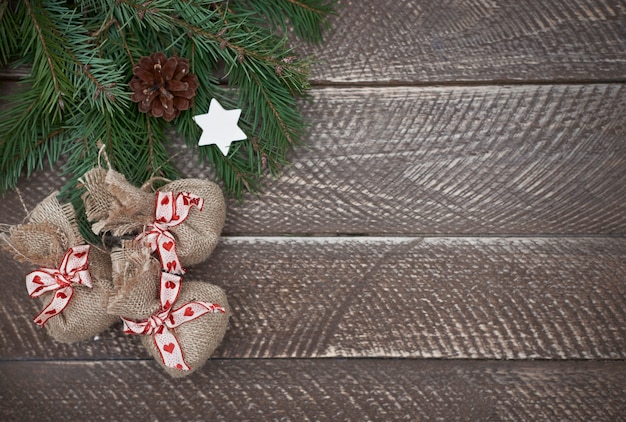 Kleine kerstcadeaus op de rustieke tafel