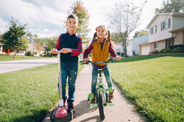 Kleine kinderen in een herfst park