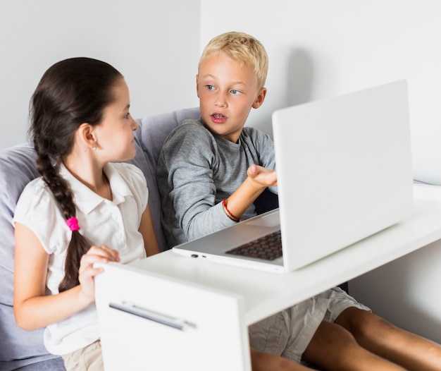 Gratis foto kleine kinderen met behulp van nieuwe technologieën