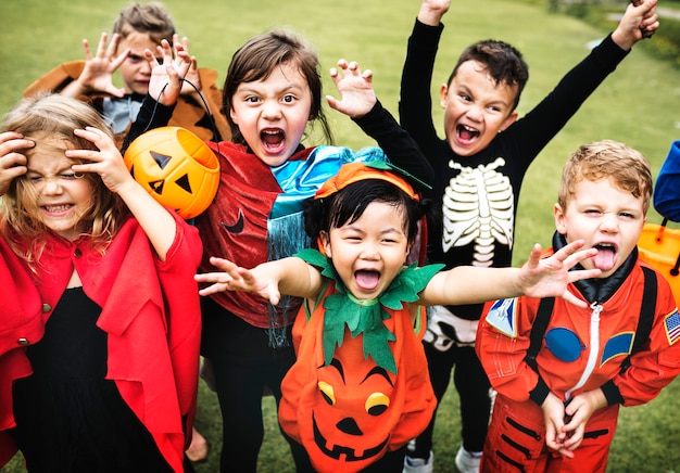 Kleine kinderen op halloween-feest