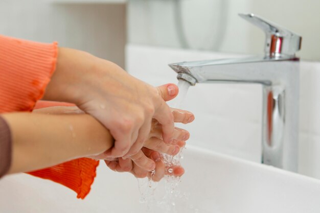 Kleine kinderen wassen hun handen close-up