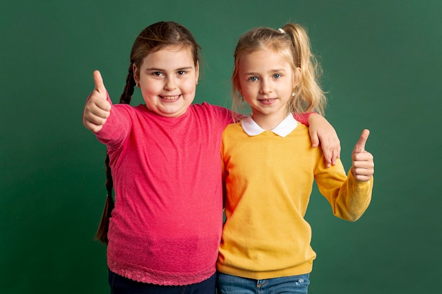 Kleine meisjes die ok teken tonen