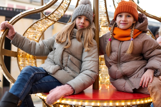 Kleine meisjes genieten van een reis tijdens hun kerstvakantie