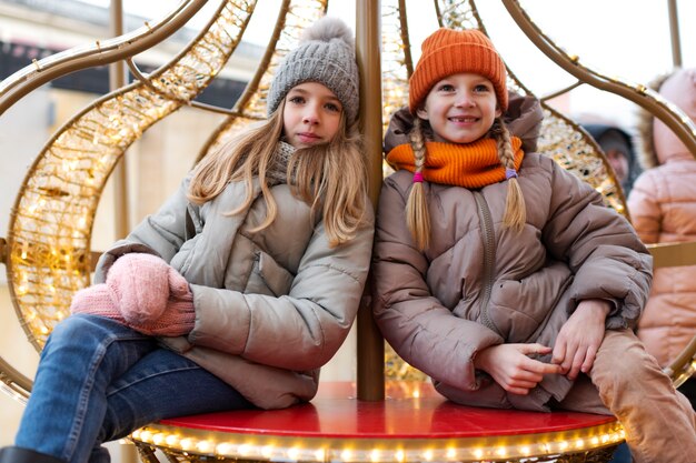 Kleine meisjes genieten van een reis tijdens hun kerstvakantie