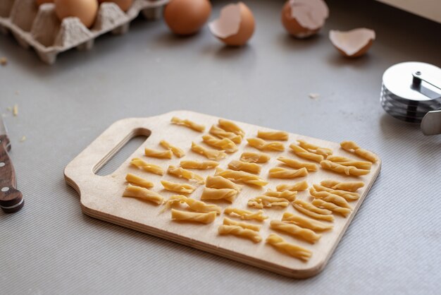 Kleine pasta op cutboard lage hoekmening