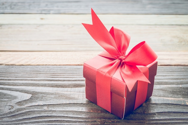 Kleine rode gift op een houten tafel