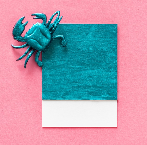 Kleine schattige krab op papier