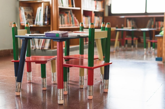 Gratis foto kleine tafel in de bibliotheek