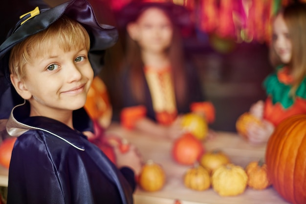 Gratis foto kleine tovenaar en zijn helpers