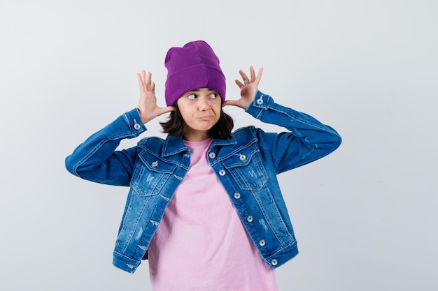 Kleine vrouw in t-shirt spijkerjasje hand in hand terwijl oren er grappig uitzien