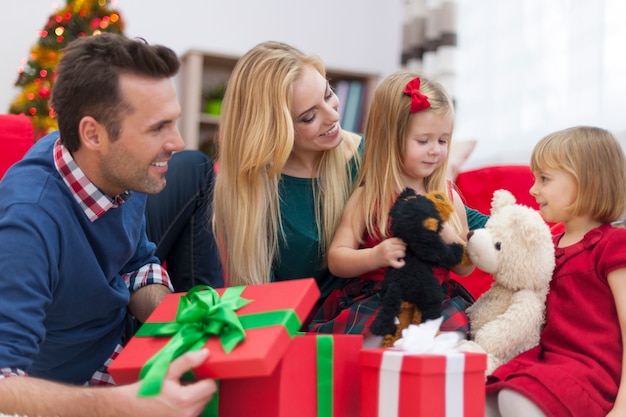 Kleine zusjes spelen samen in de kersttijd