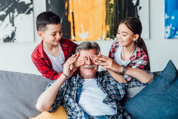 Kleinkinderen man een verrassingen van hun grootvader. Weekendtijd.