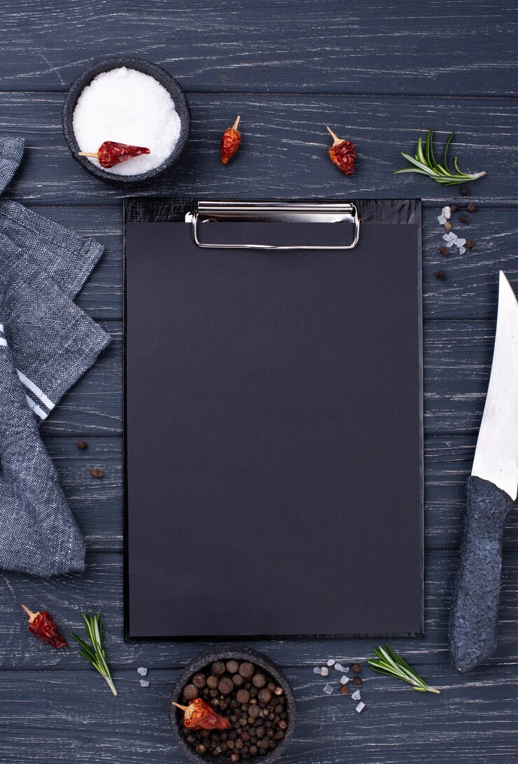 Gratis Foto klembord met bestek op tafel