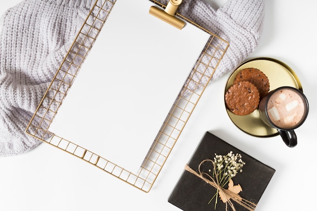 Gratis foto klembord met koffiekop en koekjes