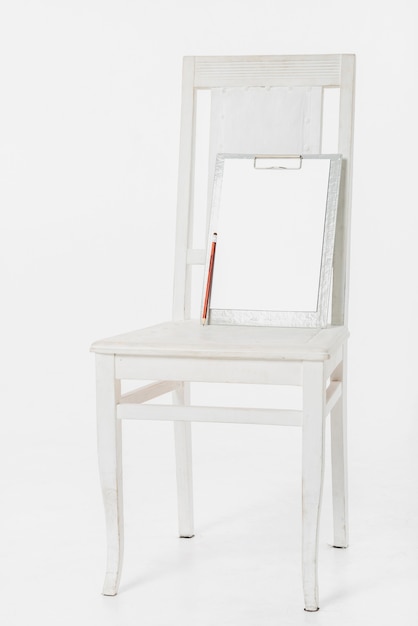 Klembord op houten stoel