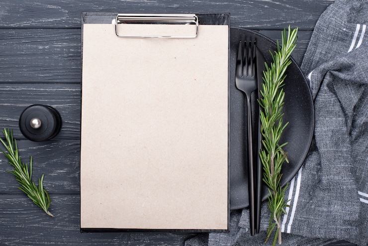 Gratis Foto klembord op tafel instelling