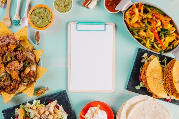 Klembord temidden van leuke Mexicaanse gerechten