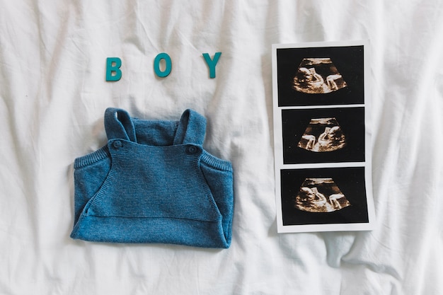 Gratis foto kleren samenstelling voor babyjongen