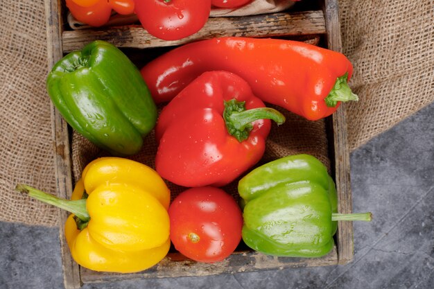 Kleur paprika in een rustieke lade. Bovenaanzicht