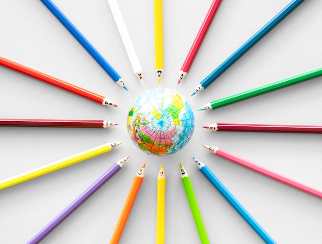 Gratis foto kleurpotloden met globe