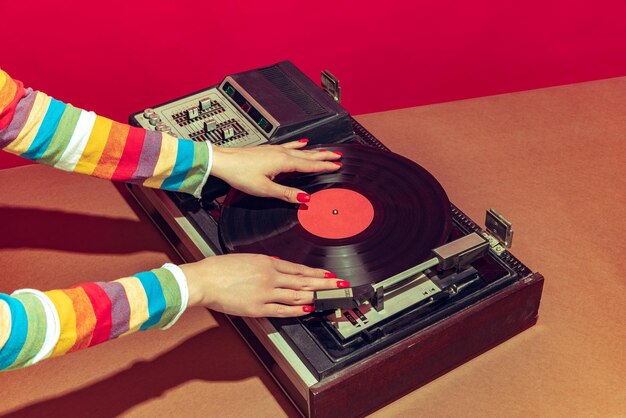 Kleurrijk beeld van retro vinyl platenspeler geïsoleerd over kleurrijke achtergrond Vintage dingen in het moderne leven