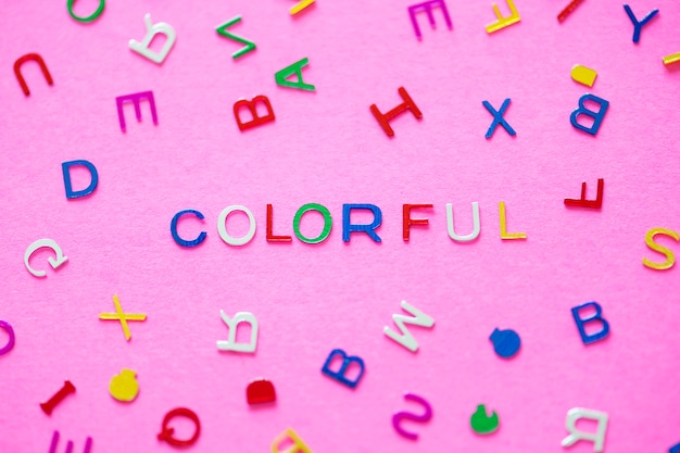 Kleurrijk gespeld woord met alfabettenachtergrond