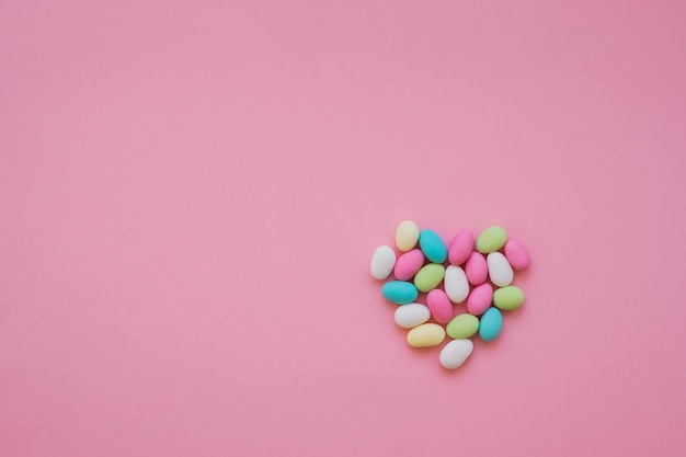 Kleurrijk hart gemaakt van snoepjes