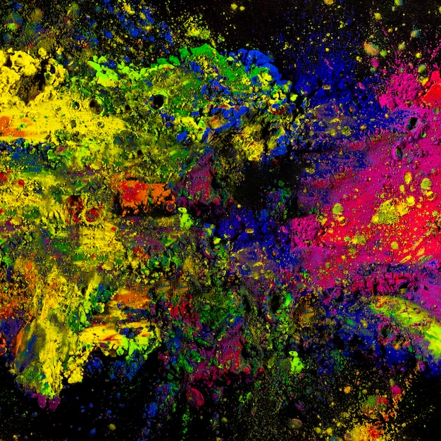 Kleurrijk holipoeder splatted op zwarte achtergrond