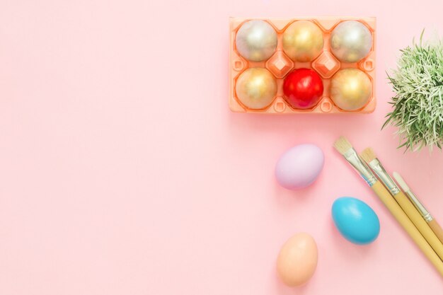 Kleurrijk paasei dat in de samenstelling van pastelkleuren wordt geschilderd met verfborstel