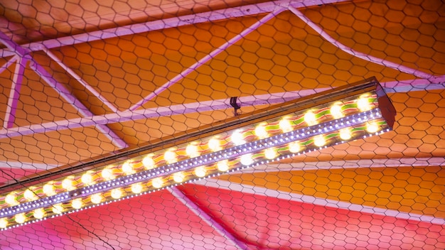 Gratis foto kleurrijk plafond met lichten aan