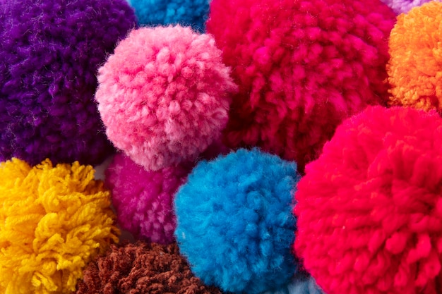 Kleurrijk pom poms arrangement plat gelegd