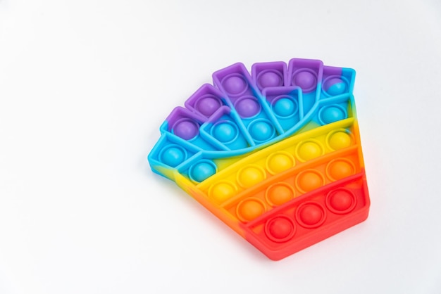 Kleurrijk pop-it-speelgoed over achtergrond - Close-up