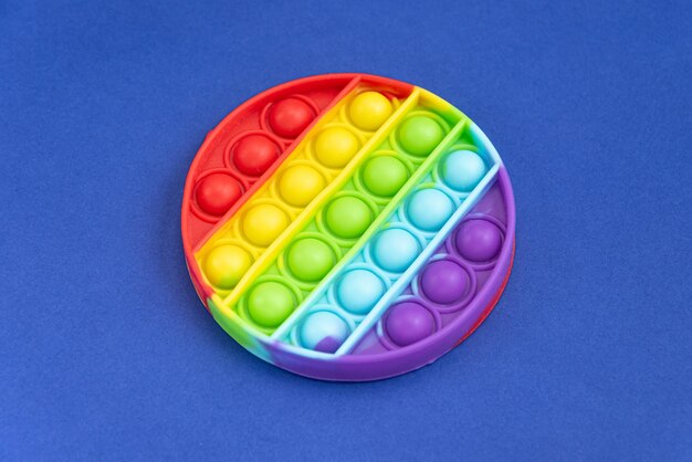 Kleurrijk pop-it-speelgoed over achtergrond - Close-up