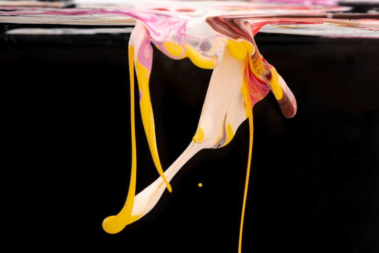 Gratis Foto kleurrijke acrylvorm in water