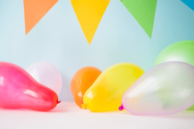 Kleurrijke ballonnen en bunting tegen een blauwe achtergrond