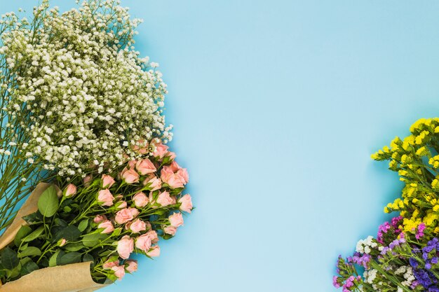 Kleurrijke bloemboeketten op blauwe achtergrond