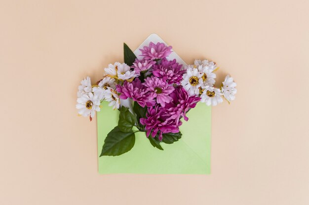 Kleurrijke bloemen in envelop