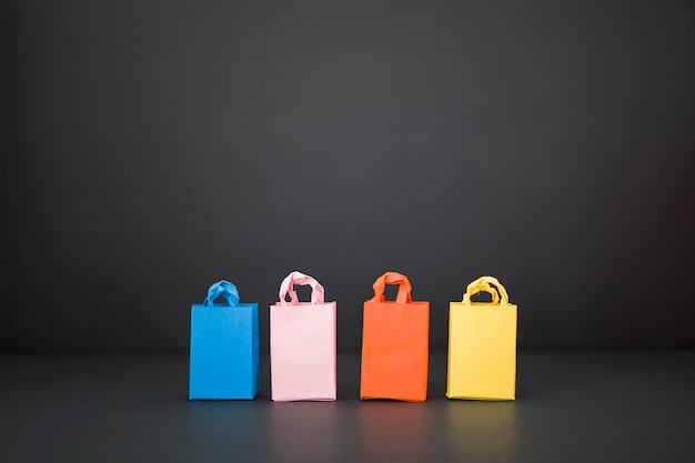 Kleurrijke boodschappentassen op tafel