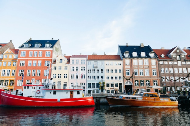 Gratis foto kleurrijke boten en oude stadsgebouwen