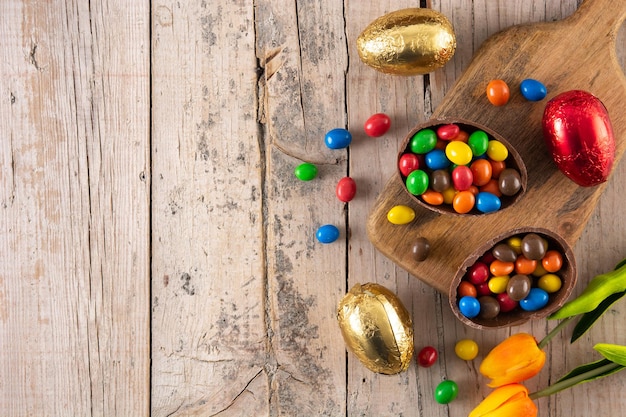 Kleurrijke chocolade paaseieren op houten tafel