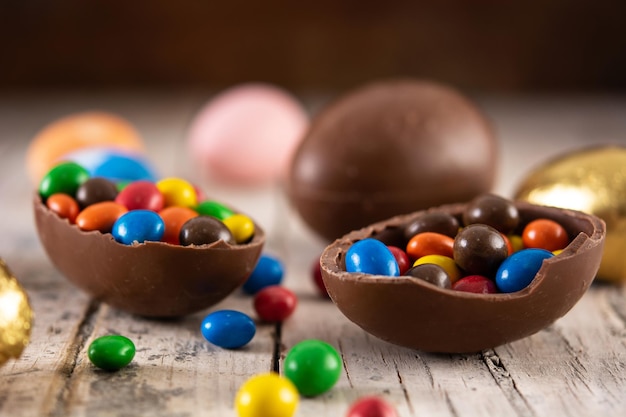 Kleurrijke chocolade paaseieren op houten tafel