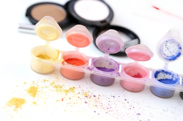 Gratis foto kleurrijke cosmetische poeders