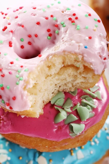 Kleurrijke en smakelijke donuts