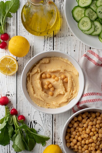 Kleurrijke en smakelijke hummus met ingrediënten