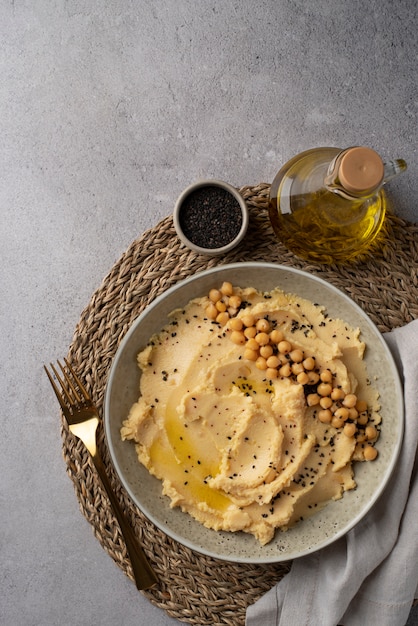 Kleurrijke en smakelijke hummus met ingrediënten